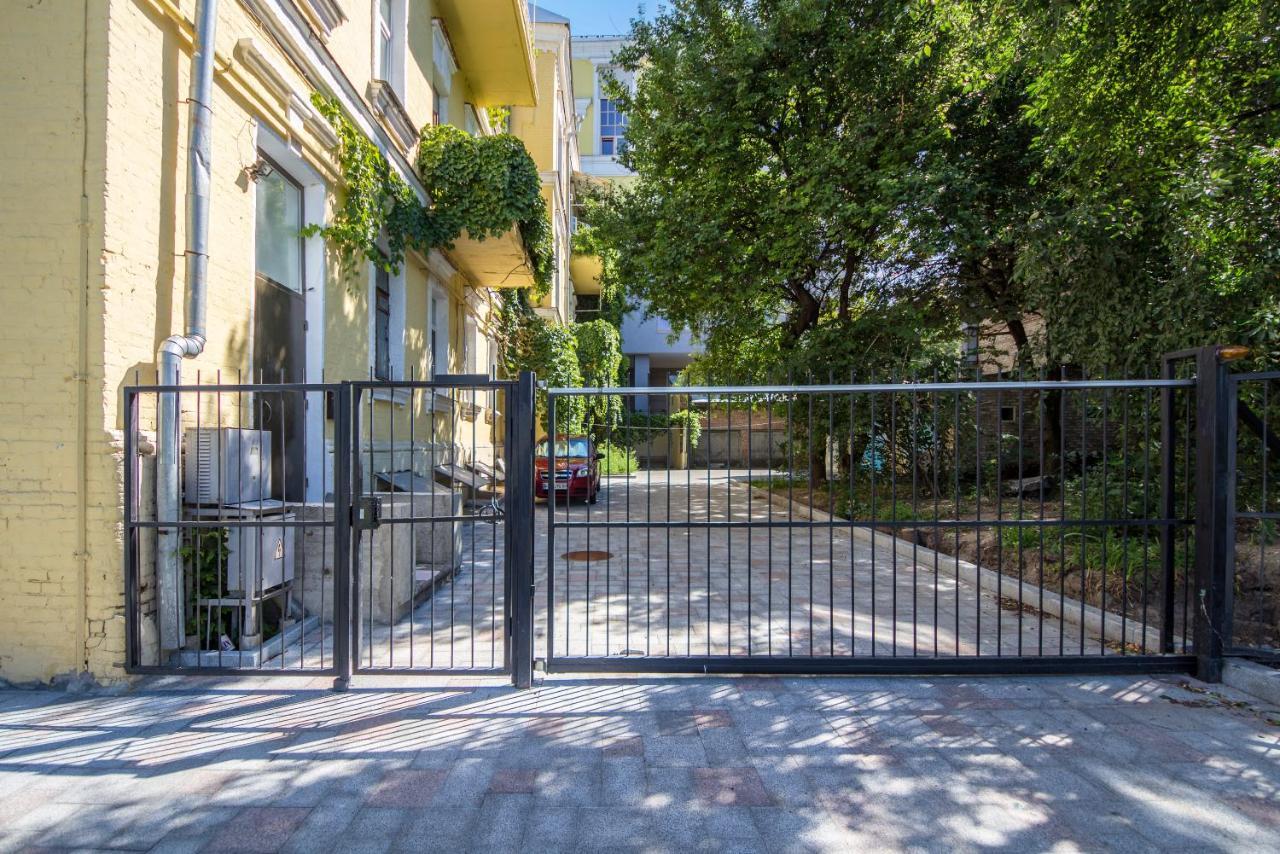 Self Check-In Apartments Near Landscape Alley Kiev Buitenkant foto